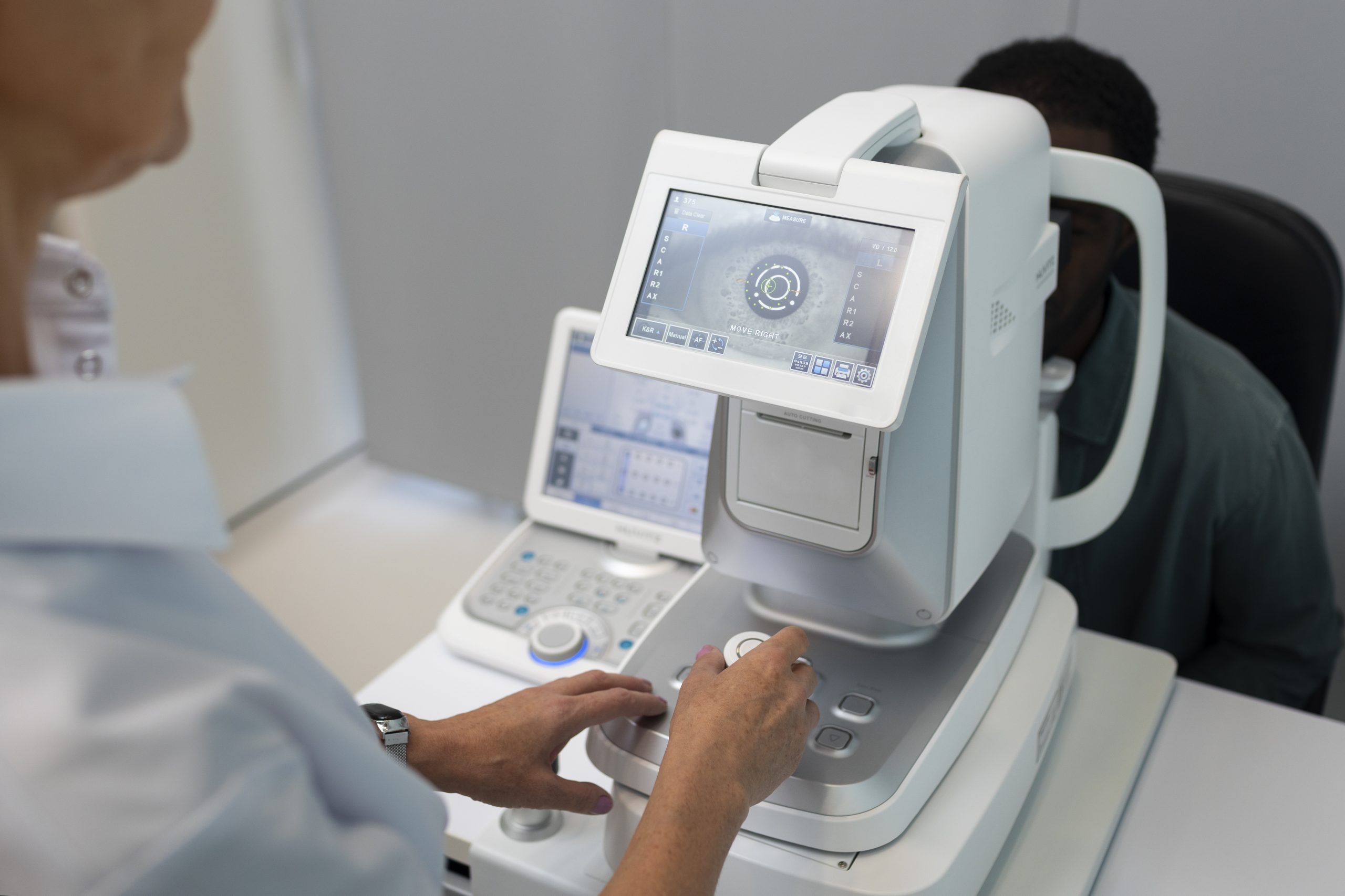 medico-preparando-o-consultorio-oftalmologista