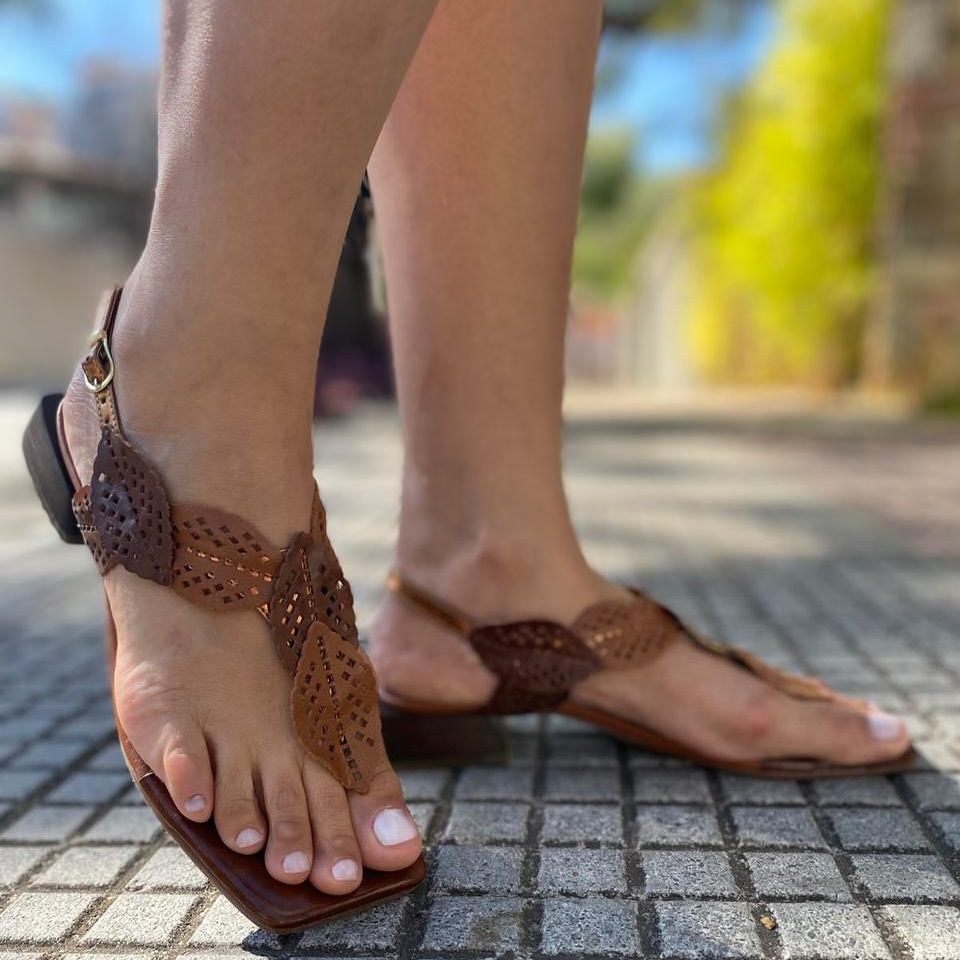 Sandália Rasteira Feminina em Couro Trabalhado