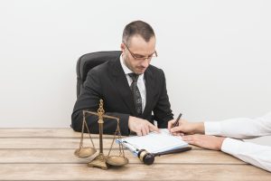 advogado-com-cliente