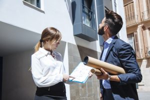 agentes-imobiliarios-em-frente-ao-predio