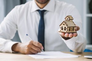 escrevendo-agente-imobiliario-segurando-casa